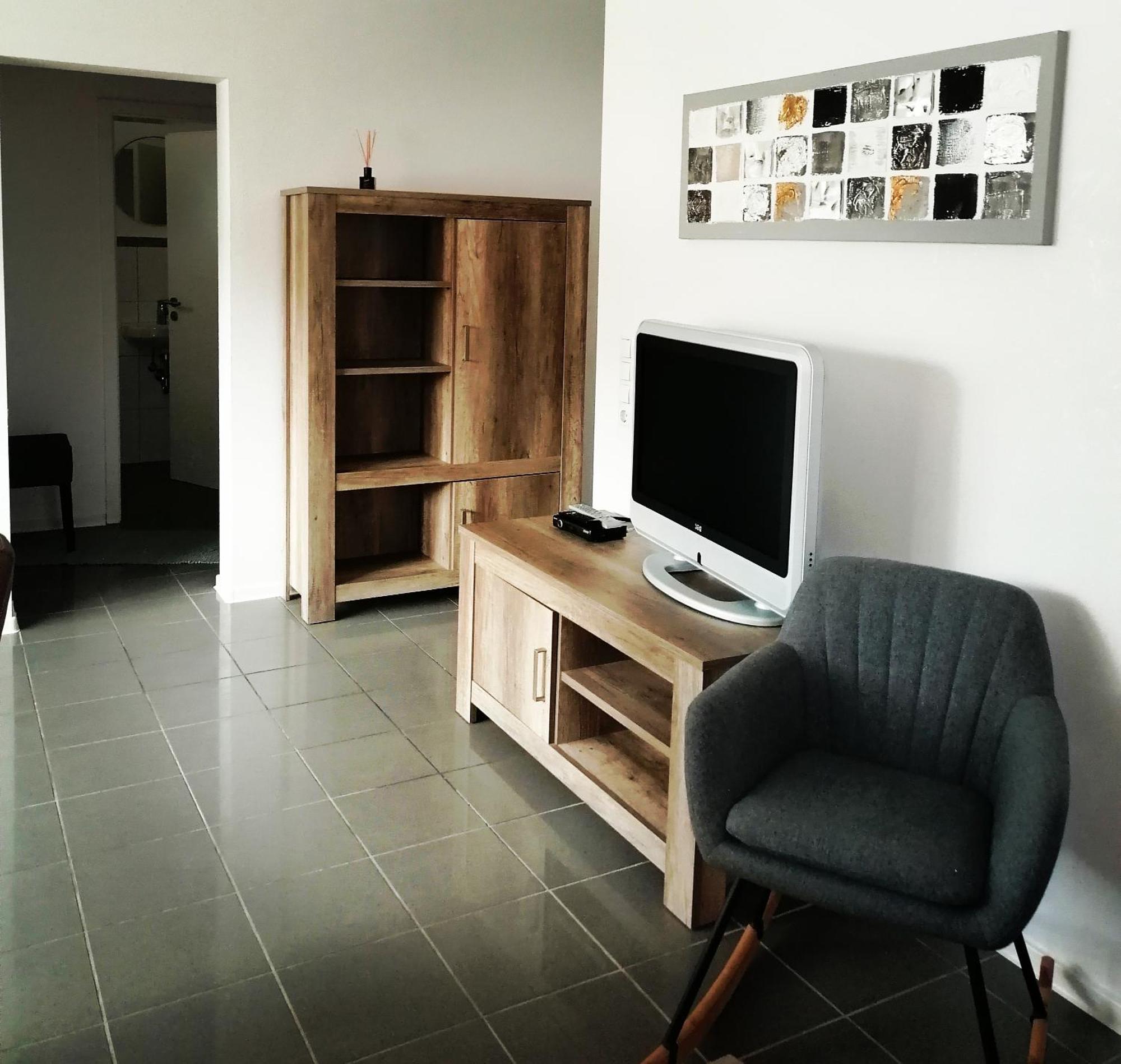 Modernes Apartment - นอยชตัดท์ อัน แดร์ ไวน์ชตราเซอ ภายนอก รูปภาพ