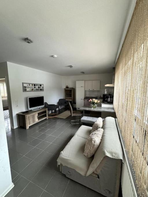 Modernes Apartment - นอยชตัดท์ อัน แดร์ ไวน์ชตราเซอ ภายนอก รูปภาพ